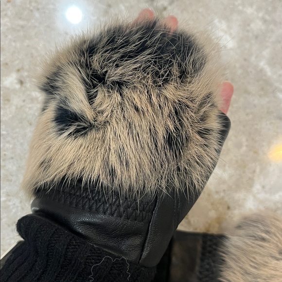 Jayley Fingerless Gloves with fur trim - Picture 3 of 3